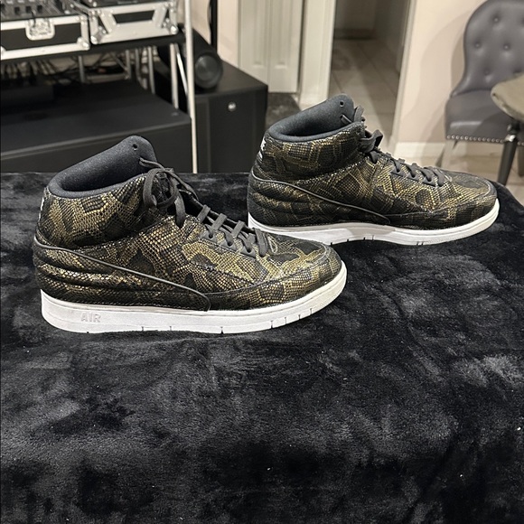 nike air python black gold